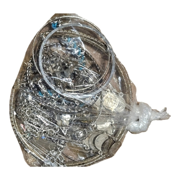 Recyclables Silver-Tone Jewelry with Crystal Stones. - Picture 4 of 7